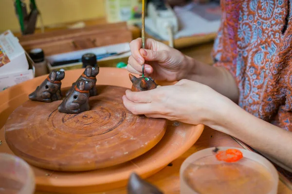 Mujer profesional alfarero pintura cerámica recuerdo penique silbato en cerámica — Foto de Stock