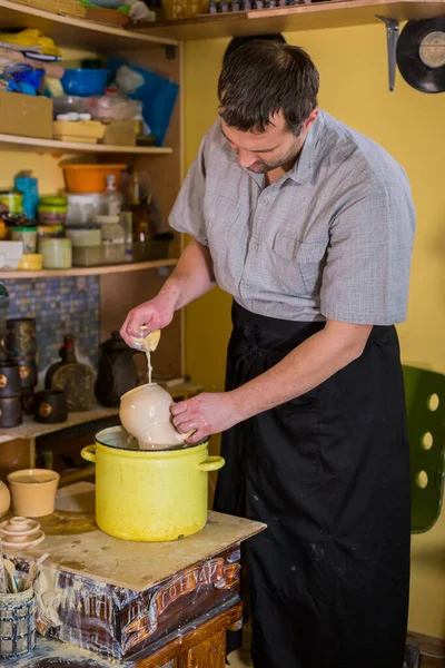 Potter preparing ceramic wares for burning — Stock Photo, Image