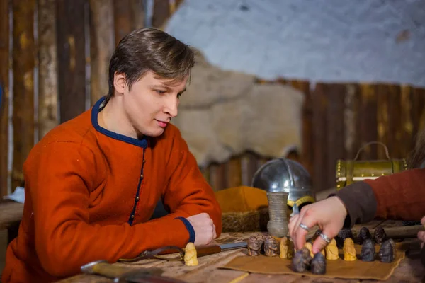 Dua orang bermain permainan papan strategi populer - tafl Stok Lukisan  
