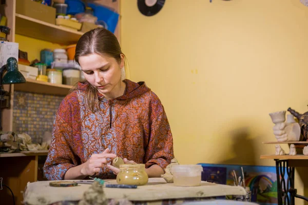 Mujer alfarero haciendo recuerdo de cerámica silbato de centavo en taller de cerámica — Foto de Stock