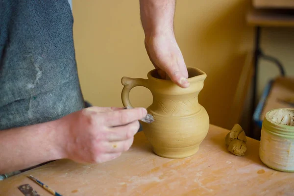 Ceramista professionista che fa il modello sul vaso di argilla con lo strumento speciale in ceramica — Foto Stock