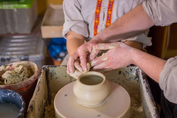 Potter menunjukkan cara bekerja dengan keramik di studio tembikar Stok Foto