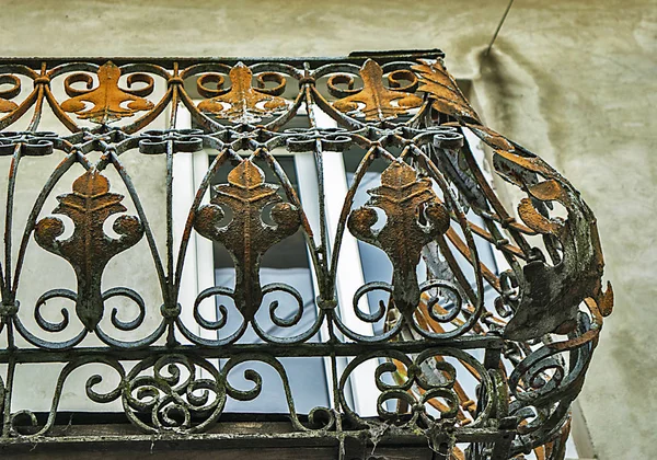 evde eski demir balkon