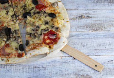 Tavuk ve bir ahşap stand üzerine hizmet domates Pizza