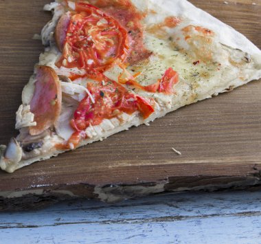 Tavuk ve bir ahşap stand üzerine hizmet domates Pizza