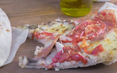 Tavuk ve bir ahşap stand üzerine hizmet domates Pizza