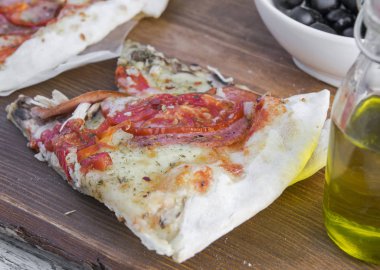 Tavuk ve bir ahşap stand üzerine hizmet domates Pizza