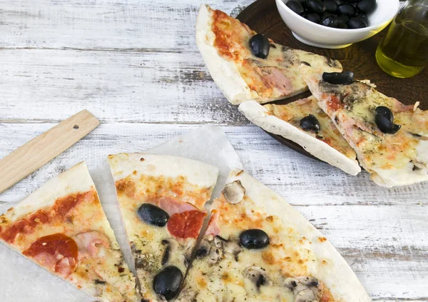 Salame Pizza Con Olive Viene Servito Uno Stand Legno — Foto Stock