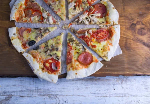 Tavuk ve bir ahşap stand üzerine hizmet domates Pizza