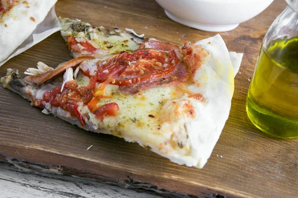 Tavuk ve bir ahşap stand üzerine hizmet domates Pizza