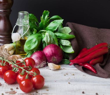 Soğan sarımsak domates kiraz fesleğen