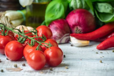 Soğan sarımsak domates kiraz fesleğen