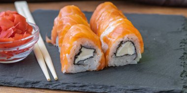 suşi siyah taş tabakta servis edilir