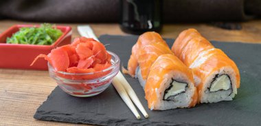 suşi siyah taş tabakta servis edilir