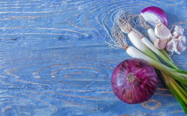 Sarımsak soğan ahşap mavi pano