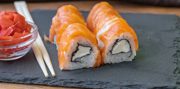suşi siyah taş tabakta servis edilir