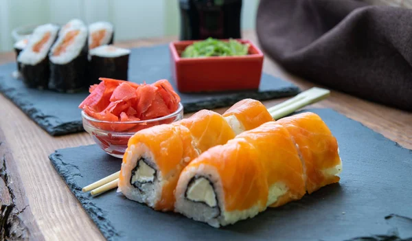 suşi siyah taş tabakta servis edilir