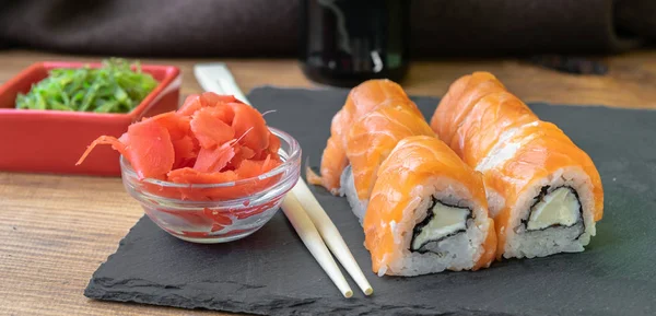 suşi siyah taş tabakta servis edilir