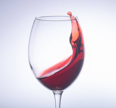 Bir bardak köpüklü şarap.