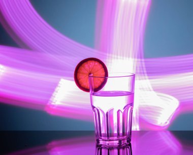 turuncu bardak. ışık ile çizim