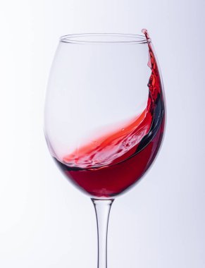 Bir bardak köpüklü şarap.