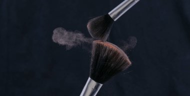 siyah bir zemin üzerine iki yağ toz atmak