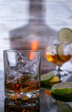 bir bardak buz ve bir şişe içecek, kireç ve limon