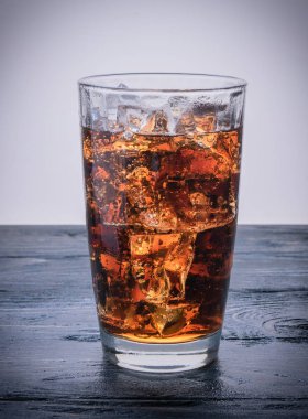 Ice cube bir siyah stand