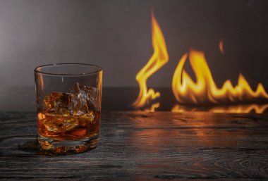 bir puro cama ateş ateş bir bardak