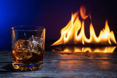 bir puro cama ateş ateş bir bardak