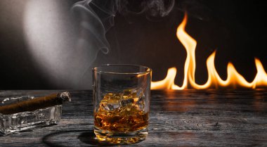 bir puro cama ateş ateş bir bardak