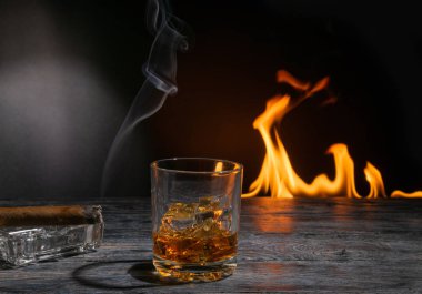 bir puro cama ateş ateş bir bardak