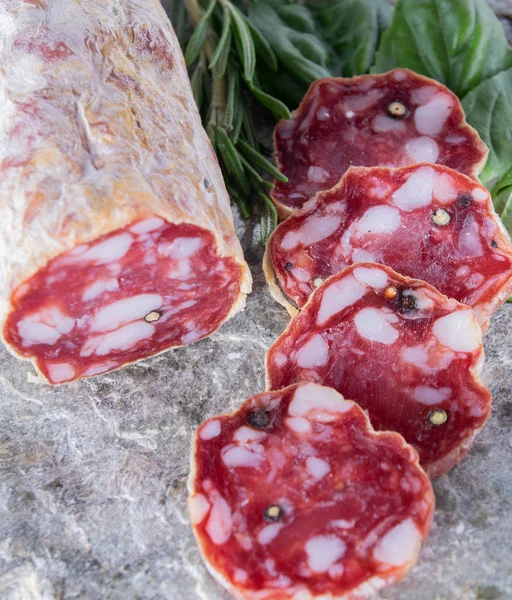 Salame Salsiccia Con Rosmarino Basilico Servire Sulla Pietra — Foto Stock