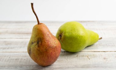 ahşap olarak iki armut. hafif bir arka plan üzerinde