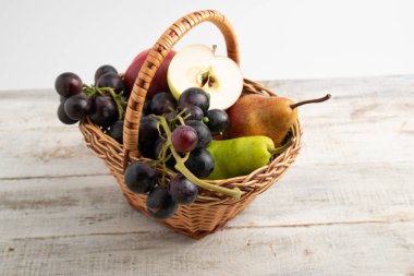 sepet meyve erik, üzüm, elma, armut ve. ahşap bir tahtaya yaz