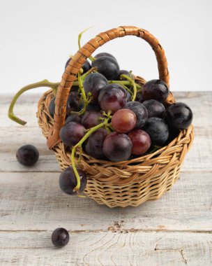 mavi asma sepetle. bir ahşap tahta üzerine yerleştirilmiş