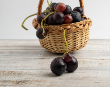 mavi asma sepetle. bir ahşap tahta üzerine yerleştirilmiş