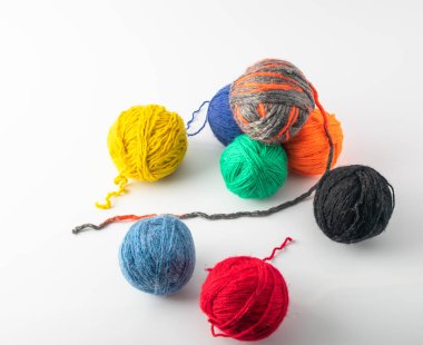 hafif bir arka plan üzerine yerleştirilen toplar renkli yün örme