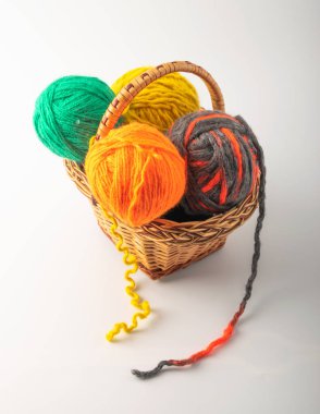 hafif bir arka plan üzerine yerleştirilen toplar renkli yün örme