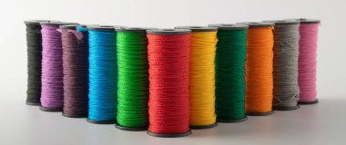 çok renkli konu, makas ve cetvel. hafif bir arka plan üzerinde