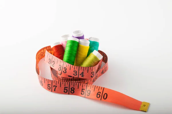 Bunte Fäden Schere Und Lineal Auf Hellem Hintergrund — Stockfoto