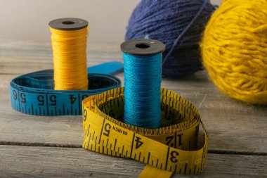 renkli konu metre bir hat ile. hafif bir arka plan üzerinde