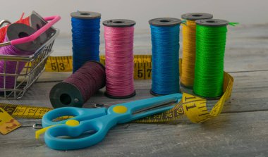 renkli konu metre bir hat ile. hafif bir arka plan üzerinde