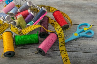 renkli konu metre bir hat ile. hafif bir arka plan üzerinde