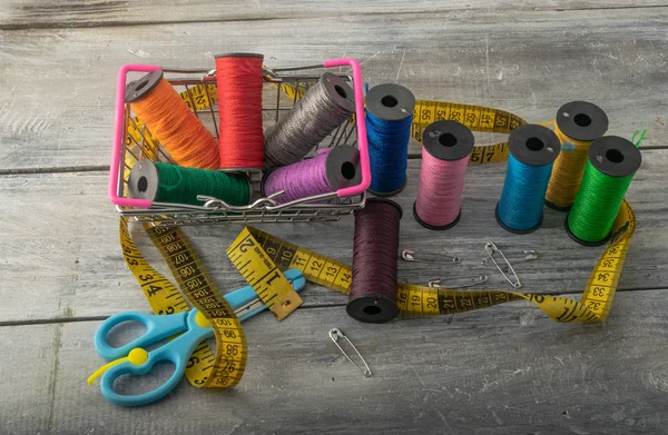 renkli konu metre bir hat ile. hafif bir arka plan üzerinde