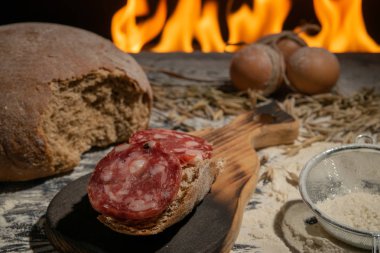 Natürmort Salam ile ekmektir. Yangın arka plan üzerinde