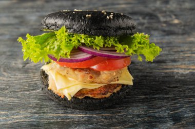 Beyaz ve siyah hamburger farklı açıları ve farklı dolguları ile servis edilir