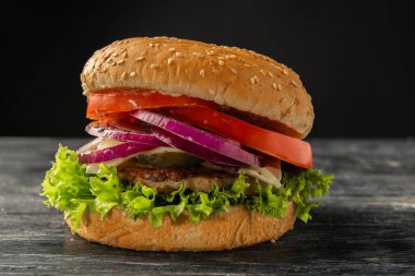 Beyaz ve siyah hamburger farklı açıları ve farklı dolguları ile servis edilir