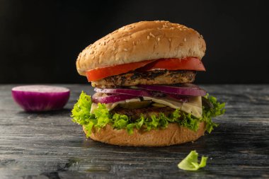 Beyaz ve siyah hamburger farklı açıları ve farklı dolguları ile servis edilir