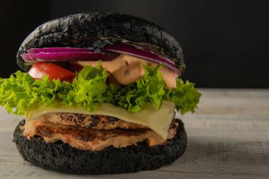 Beyaz ve siyah hamburger farklı açıları ve farklı dolguları ile servis edilir